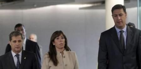 El líder del PP en Badalona, Xavier García Albiol, acompañado de la presidenta del PPC, Alicia Sánchez-Camacho y del candidato de este partido a la alcaldía de Barcelona, Alberto Fernández Díaz, a su llegada a la Ciutat Judicial