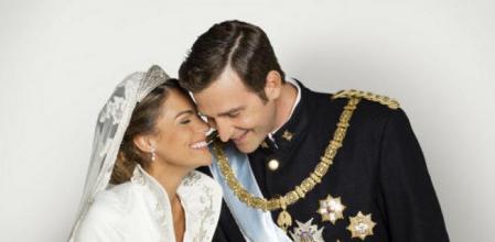 Los otros. Amaia Salamanca y Fernando Gil son los actores que dan vida a los Príncipes en la serie de Telecinco, cuya segunda parte se emite este noche, con el desenlace feliz de la boda del heredero y la periodista