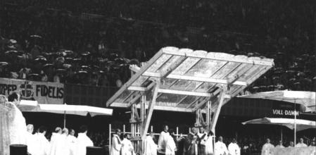 Juan Pablo II, en el Camp Nou, en el año 1982.