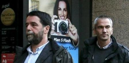 Los dirigentes abertzales Joseba Álvarez (en primer término) y Joseba Permach llegan a la Audiencia Nacional para ser juzgados