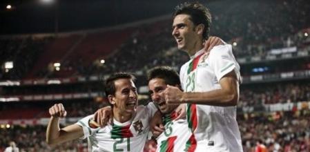 Los jugadores de la selección portuguesa Joao Pereira (i), Joao Moutinho (c) y Helder Postiga (d) celebran tras la anotación de un gol a España hoy, miércoles 17 de noviembre de 2010, durante el partido amistoso disputado en el estadio de la Luz de Lisboa (Portugal).