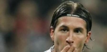 El defensa del Real Madrid, Sergio Ramos, celebra su gol, tercero de su equipo, durante el partido frente al Athletic de Bilbao