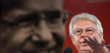 Felipe González, durante el mitin en que ha apoyado al candidato del PSC a la presidencia de la Generalitat, José Montilla, en Granollers