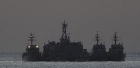 Embarcaciones de Corea del Sur en la costa de la isla de Yeonpyeong