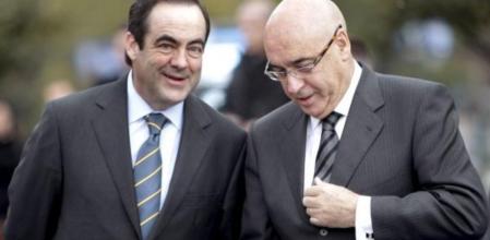 Los presidentes del Congreso, José Bono, y del Senado, Javier Rojo, charlan durante el acto solemne de izado de la bandera nacional, con motivo del Día de la Constitución, celebrado hoy en Madrid