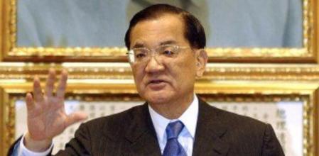 Lien Chan, en una imagen del 2005, bajo el retrato de Sun Yat-sen, padre de la China moderna