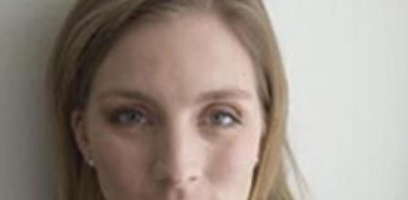 Anna Ardin acusa a Julian Assange de negarse a parar la relación sexual tras romperse el preservativo.