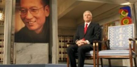 El secretario del Comité Nobel noruego, Thorbjoern Jagland, permanece sentado junto a una sillavacía durante la ceremonia de entrega del Nobel de la Paz a Liu Xiaobo en Oslo (Noruega) hoy viernes. La silla representa al disidente Liu Xiaobo que cumple una condena de 11 años de prisión en una cárcel de Liaoning (noreste de China) y que no ha podido recoger el premio en Oslo.