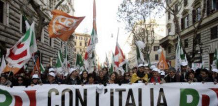 Manifestantes del partido de centro derecha PD sostienen una pancarta en la que se lee 'Con la Italia que quiere el cambio'