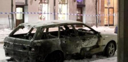 Al menos una persona resultó hoy muerta y varias heridas al estallar dos coches por causas todavía no aclaradas en la calle Drottning de Estocolmo