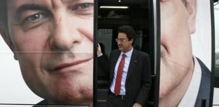 David Madí, durante la campaña electoral, sale del autobús de CiU para un mitin