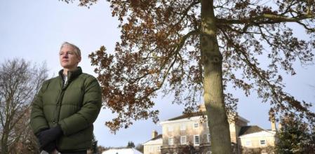 Assange, en su primera mañana de libertad, frente a la mansión de Ellingham Hall in Norfolk, donde reside