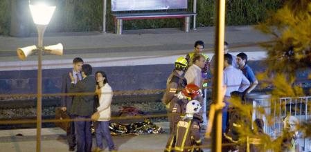 Doce personas mueren arrolladas por un tren al atravesar las vías de la estación de Castelldefels Platja, la noche de la verbena de San Juan