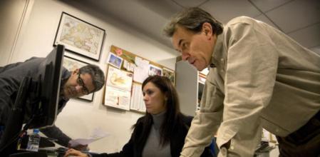 A la misma hora en que el 28-N se conoció la victoria de CiU, Artur Mas preparaba ayer su investidura con sus colaboradores, Francesc Homs y Eva Puyo