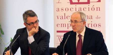 Francisco Pons, a la derecha, en el momento de su discurso acompañado por su jefe de gabinete.