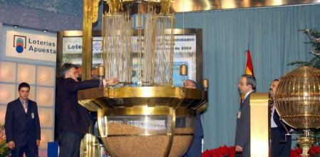 Varios funcionarios del Organismo Nacional de Loterías y Apuesta del Estado (ONLAE) preparan los bombos del sorteo extraordinario de Lotería de Navidad