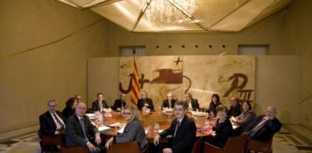 El Govern tripartito en funciones posando ayer antes de iniciar su última reunión, en la que señaló su satisfacción por el trabajo realizado