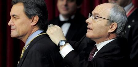 El presidente saliente Jose Montilla colocaba la medalla de presidente a Artur Mas en la ceremonia de toma de posesión de 2010