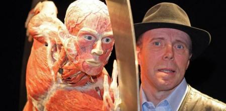 Gunther von Hagens junto a una de sus plastinaciones