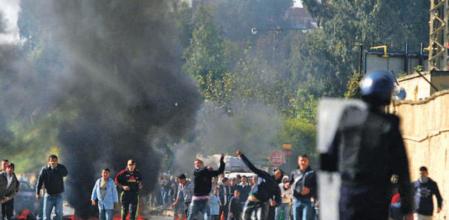 Un grupo de jóvenes se enfrenta a la policía en el distrito de El Harrache, en Argel
