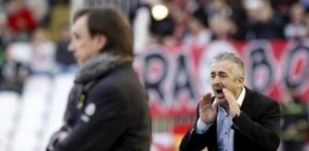 El entrenador del Sporting de Gijón, Manuel Preciado, da instrucciones a sus jugadores durante el partido, correspondiente a la decimoctava jornada de Liga de Primera División, que el conjunto asturiano disputa contra el Racing de Santander esta tarde en el estadio de El Sardinero