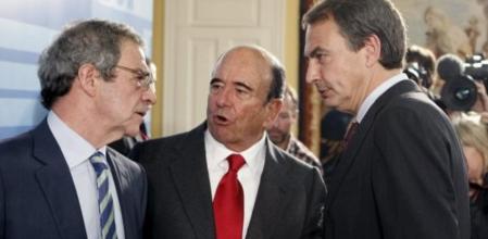 El presidente del Gobierno, José Luis Rodríguez Zapatero, conversa con el presidente del Grupo Santander, Emilio Botín, y con el presidente de Telefónica, César Alierta (i), después de la rueda de prensa que ofreció hoy en Moncloa, para presentar el informe económico de 2010, en la que insistió en que el Ejecutivo cumplirá su compromiso con las reformas y aseguró que la falta de ellas es peor que 