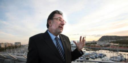 El conseller de Benestar, Josep Lluís Cleries, en la terraza del departamento, en el Palau de Mar