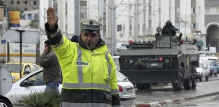 La policía dirige el tráfico en una calle tras los incidentes violentos de los últimos días en Ettadhamen, Túnez.