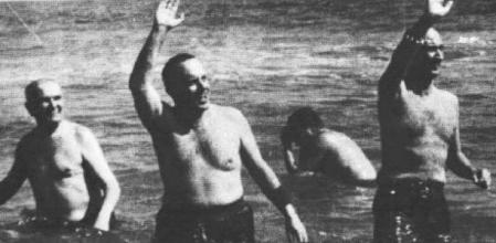 El famoso baño de Fraga para tranquilizar a la población tras la caída de una bomba atómica cerca de Palomares.