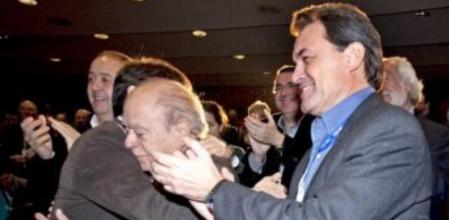 El nuevo secretario general adjunto de CDC, Oriol Pujol (i), abraza a su padre, el ex presidente de la Generalitat Jordi Pujol (c), ante el actual presidente de la Generalitat, Artur Mas (d), tras ser elegido en su nuevo cargo durante el Consell Nacional del partido celebrado en Barcelona