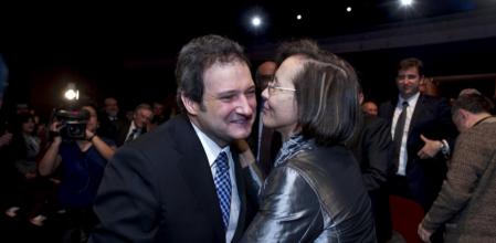 Montserrat Tura y Jordi Hereu se saludaron minutos antes de comenzar el acto en el Palau de Congressos de Barcelona