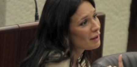 La consejera regional Nicole Minetti atiende a una sesión del parlamento regional lombardo