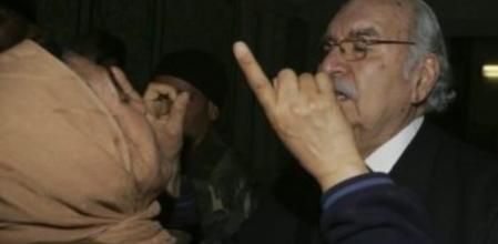 El presidente interino de Túnez, Fued Mebaza, (d), conversa con una mujer sin identificar en la sede del primer ministro tunecino en la capital tunecina