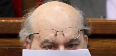 El conseller de Economia de la Generalitat, Andreu Mas-Colell, mira un documento en el Parlament