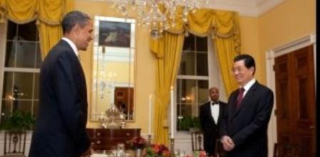 Imagen distribuida por la Casa Blanca del inicio de la cena del presidente de EE.UU. Barack Obama anoche con el presidente chino Hu Jintao