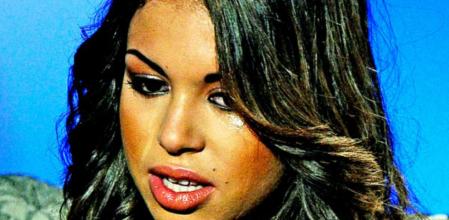 La joven marroquí Karima El Mahroug, conocida como Ruby R., llora durante la grabación del programa de televisión del Canal 5 