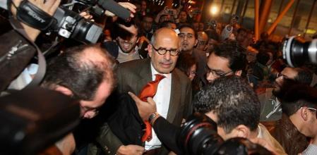 El Baradei, rodeado de periodistas a su llegada a El Cairo