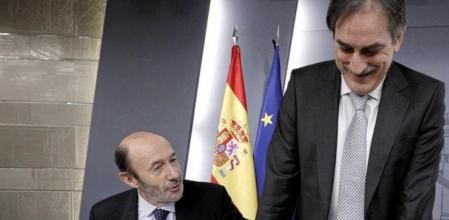 El vicepresidente primero del Gobierno, Alfredo Pérez Rubalcaba, y el titular de Trabajo e Inmigración, Valeriano Gómez.