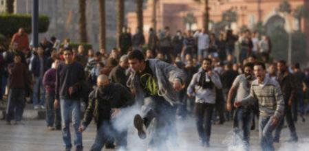 Jóvenes durante la protesta de hoy contra Hosni Mubarak en las calles de El Cairo