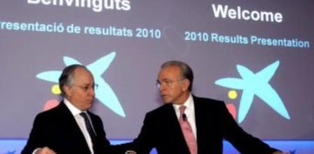 El presidente de La Caixa, Isidre Fainé (d), acompañado del director general, Joan Maria Nin (i), momentos antes de la presentación esta mañana de los resultados del Grupo correspondientes al ejercicio 2010