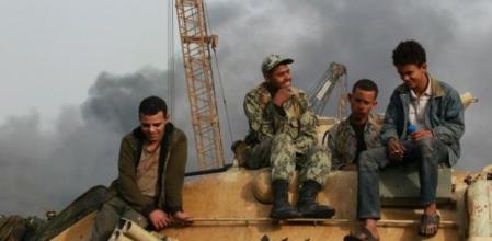 Manifestantes y militares dialogan en el centro de El Cairo, en el marco de las protestas contre el régimen de Mubarak
