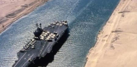Imagen de un buque portaaviones transitando por el Canal de Suez, en Egipto.
