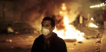 Un manifestante egipcio en las cercanías de la plaza Tahrir en El Cairo durante las revueltas contra al régimen de Mubarak