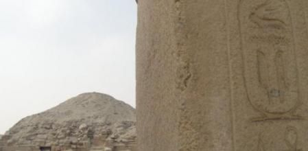 La pirámide del faraón Unas en Saqqara, con su nombre esculpido en el cartucho del muro