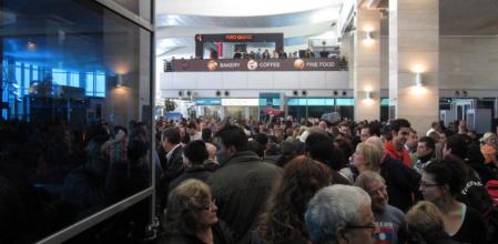 Multitud de turistas en el aeropuerto de El Cairo a la espera de salir del país