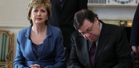 Cowen firma el documento por el cual solicita la disolución del parlamento irlandés