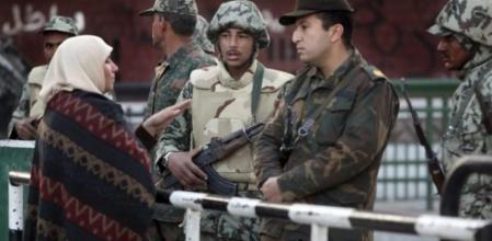 Una mujer egipcia conversa con varios soldados en la plaza Tahrir de El Cairo (Egipto)