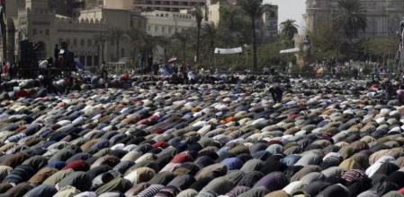 Los opositores a Mubarak rezan en la plaza Tahrir