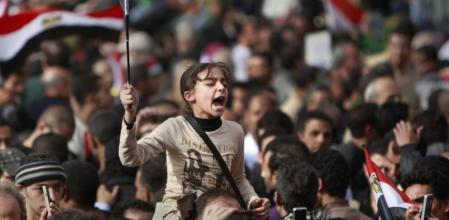 Una joven grita en la plaza Tahrir en plena protesta contra el Gobierno de Mubarak