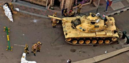 Un tanque protege el acceso a la embajada de Estados Unidos, situada cerca de la plaza Tahrir, en el centro de El Cairo (Egipto)